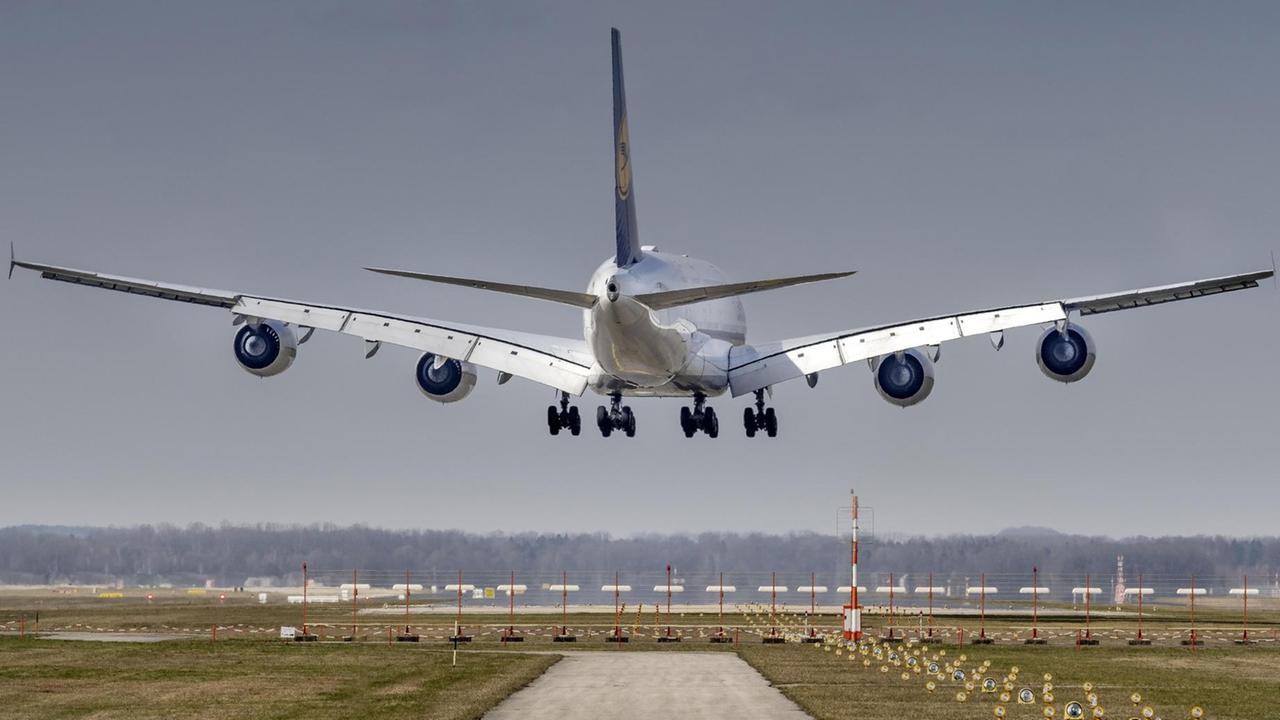 Lufthansa Airbus A380-841 im Landeanflug auf München