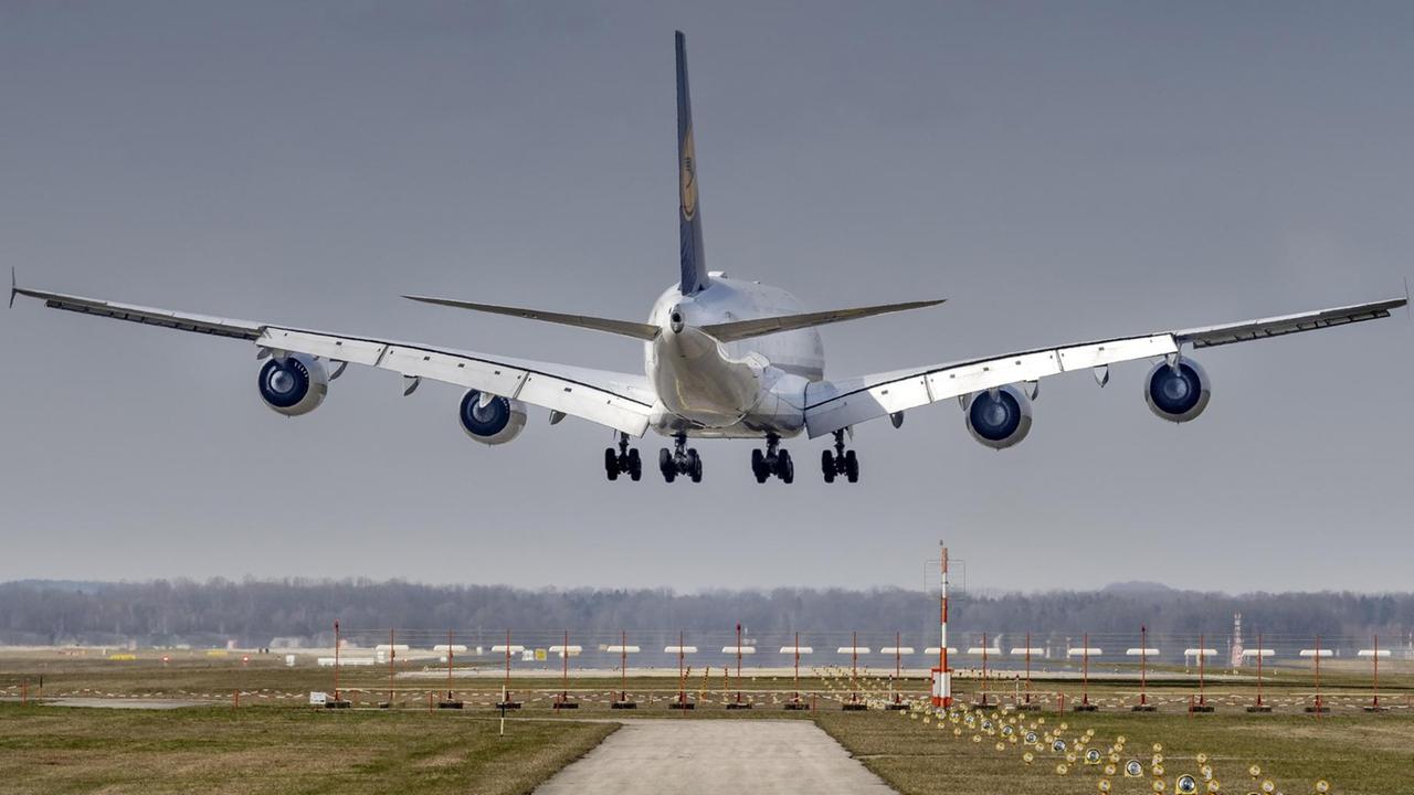 Lufthansa Airbus A380-841 im Landeanflug auf München Lufthansa Airbus A380-841 im Landeanflug auf München