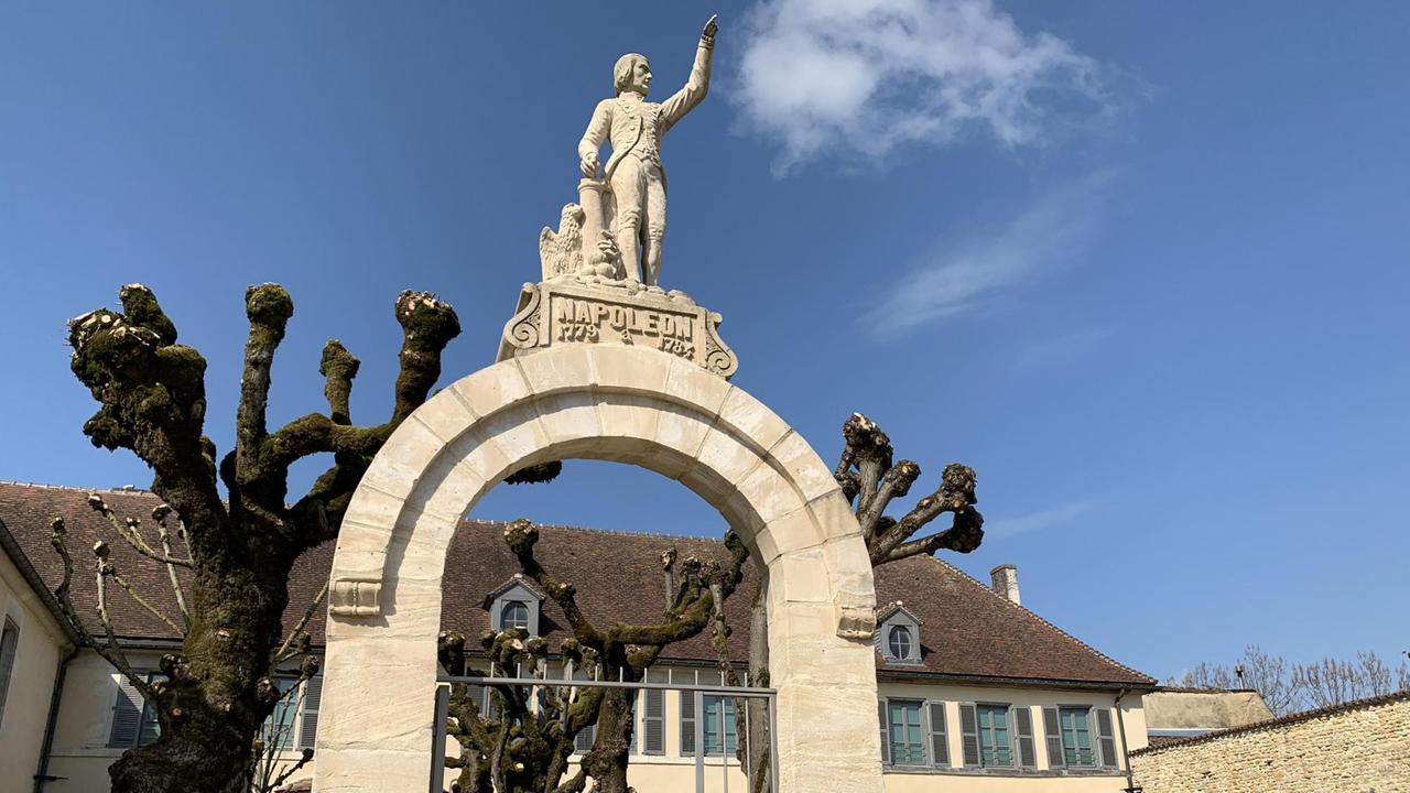 Der Steinbogen vor dem Museum zeigt Napoleon, der mit dem Finger in Richtung Himmel zeigt Der Steinbogen vor dem Museum zeigt Napoleon, der mit dem Finger in Richtung Himmel zeigt