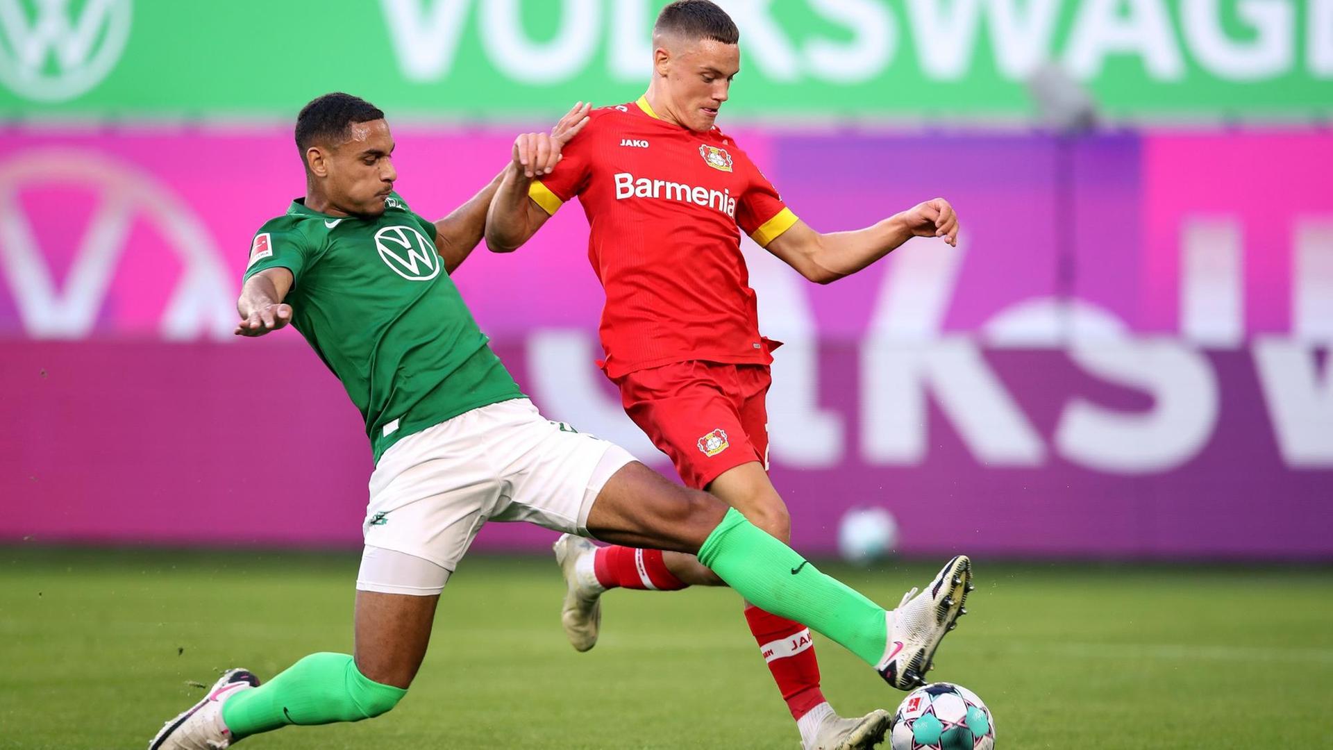 Wolfsburg's French defender Maxence Lacroix (L) and Leverkusen's German forward Florian Wirtz vie for the ball during the German first division Bundesliga football match VfL Wolfsburg v Bayer Leverkusen in Wolfsburg, northern Germany, on September 20, 2020. (Photo by Ronny Hartmann / AFP) / DFL REGULATIONS PROHIBIT ANY USE OF PHOTOGRAPHS AS IMAGE SEQUENCES AND/OR QUASI-VIDEO Wolfsburg's French defender Maxence Lacroix (L) and Leverkusen's German forward Florian Wirtz vie for the ball during the German first division Bundesliga football match VfL Wolfsburg v Bayer Leverkusen in Wolfsburg, northern Germany, on September 20, 2020. (Photo by Ronny Hartmann / AFP) / DFL REGULATIONS PROHIBIT ANY USE OF PHOTOGRAPHS AS IMAGE SEQUENCES AND/OR QUASI-VIDEO