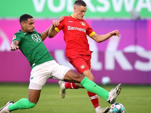 Wolfsburg's French defender Maxence Lacroix (L) and Leverkusen's German forward Florian Wirtz vie for the ball during the German first division Bundesliga football match VfL Wolfsburg v Bayer Leverkusen in Wolfsburg, northern Germany, on September 20, 2020. (Photo by Ronny Hartmann / AFP) / DFL REGULATIONS PROHIBIT ANY USE OF PHOTOGRAPHS AS IMAGE SEQUENCES AND/OR QUASI-VIDEO
