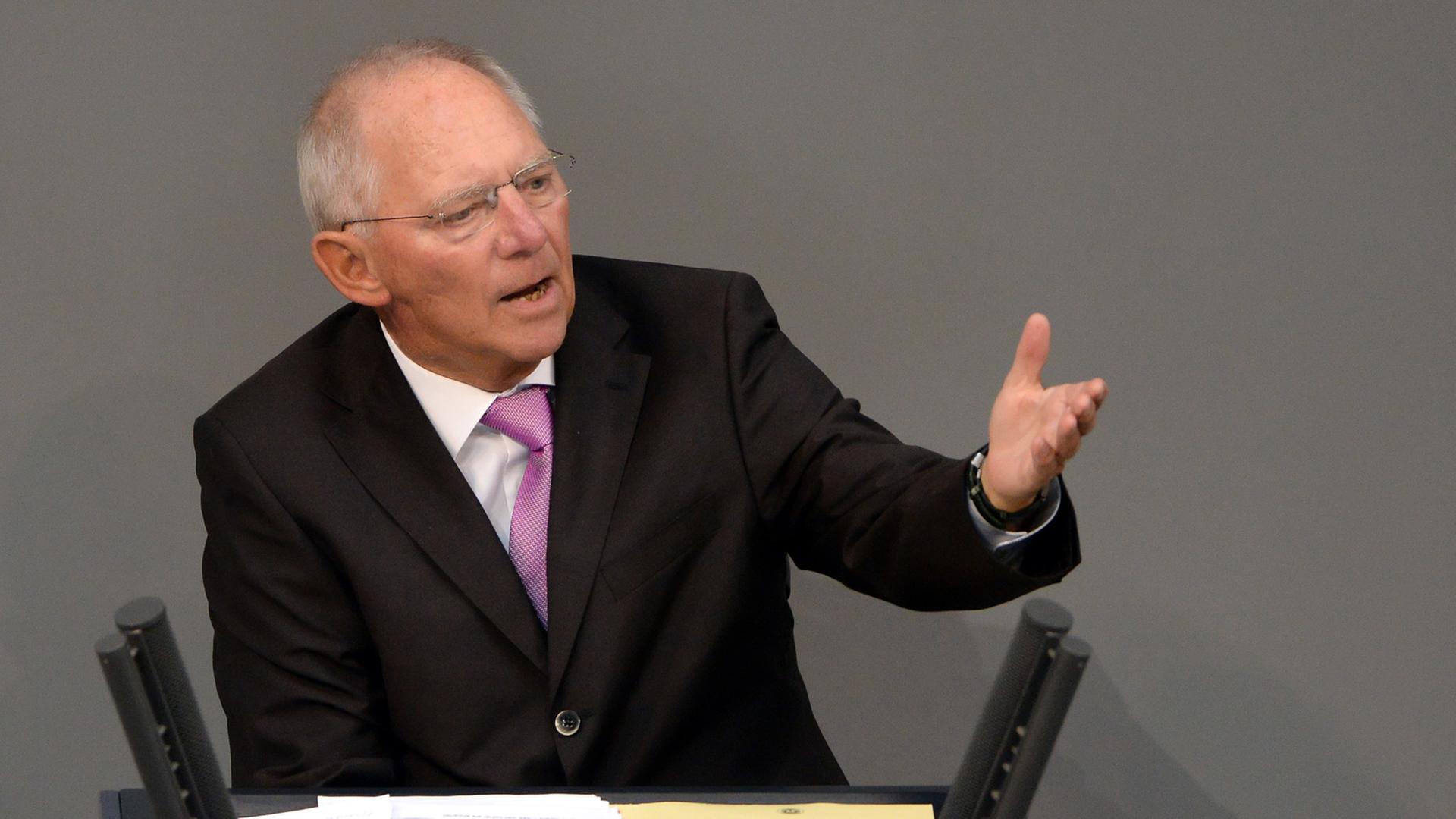 Bundesfinanzminister Wolfgang Schäuble spricht vor dem Bundestag. Bundesfinanzminister Wolfgang Schäuble spricht vor dem Bundestag.