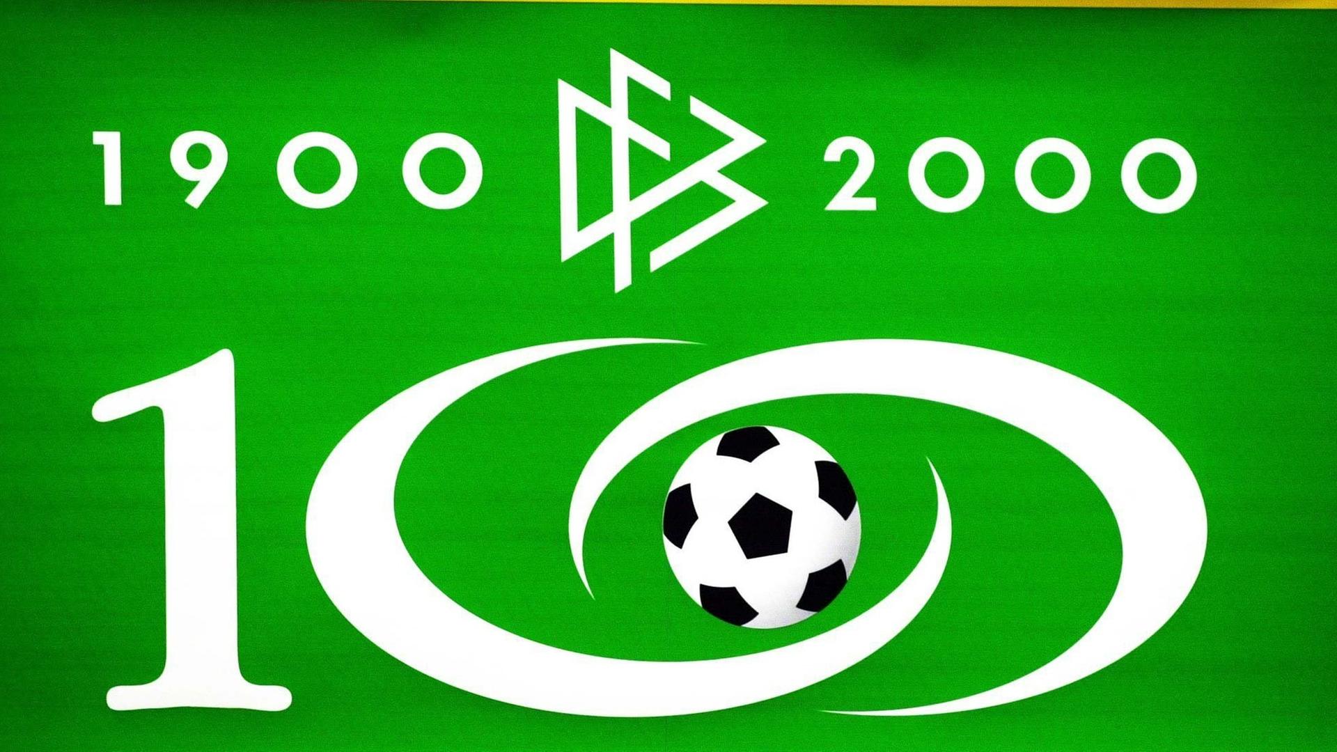 Das Logo des Deutschen Fußball-Bundes (DFB) zu "100 Jahre DFB". Das Logo des Deutschen Fußball-Bundes (DFB) zu "100 Jahre DFB".