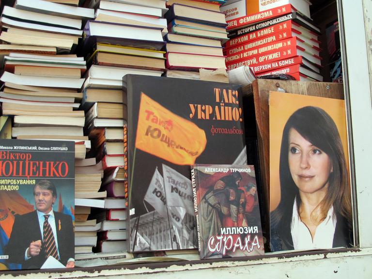 Auf einem Stand des Kiewer Bücherbazars sind am 21.03.2014 die neue Autobiografie des früheren Präsidenten Viktor Juschtschenko, ein christliches Buch des derzeitigen Übergangspräsidenten Alexander Turtschinow, ein Jugendfoto der früheren Ministerpräsidentin Julia Timoschenko ausgestellt.