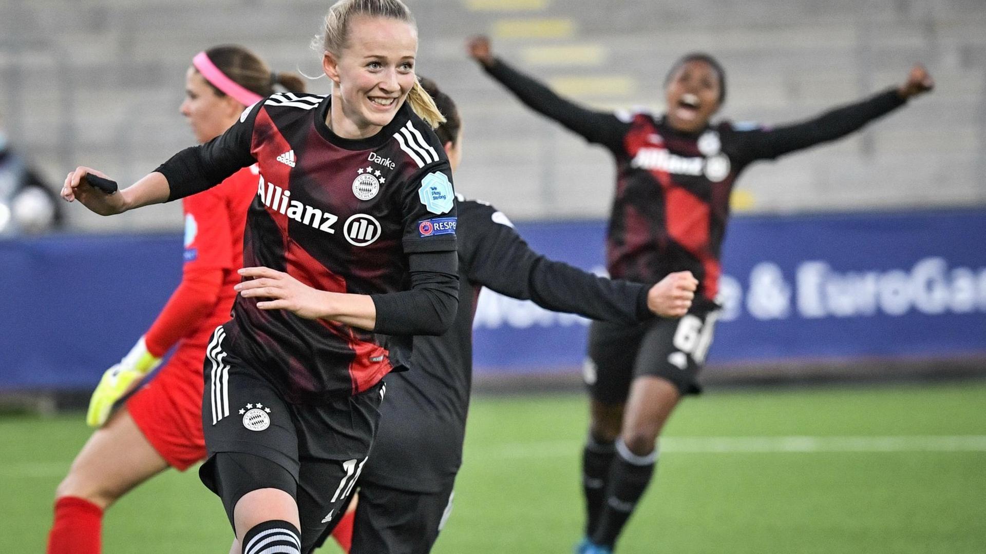 Fußballerin Lea Schüller von Bayern München freut sich mit Mitspielerinnen über ein Tor. Fußballerin Lea Schüller von Bayern München freut sich mit Mitspielerinnen über ein Tor.
