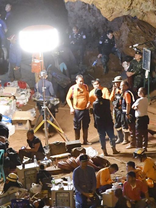 Rettungskräfte versorgen die eingeschlossenen Jungen und Fußballtrainer in Thailand mit Lebensmitteln.