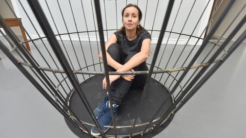 Die Künstlerin Eva Kot'átková sitzt am in der Staatlichen Kunsthalle Baden-Baden in einem Teil ihrer Installation "The Architecture of Sleep" aus dem Jahr 2014.