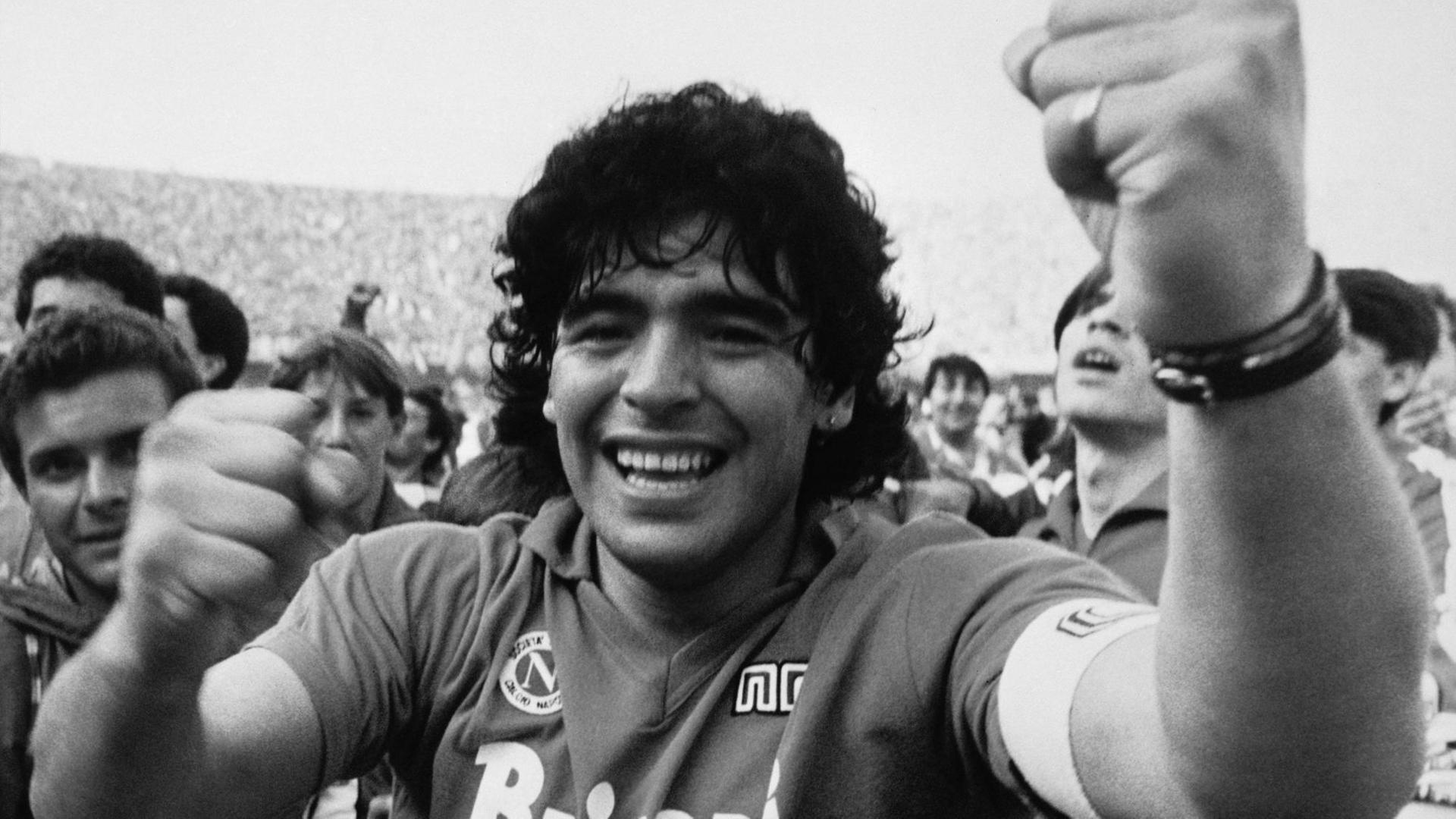 Diego Maradona freut sich nach einem Spiel in Neapel. Diego Maradona freut sich nach einem Spiel in Neapel.