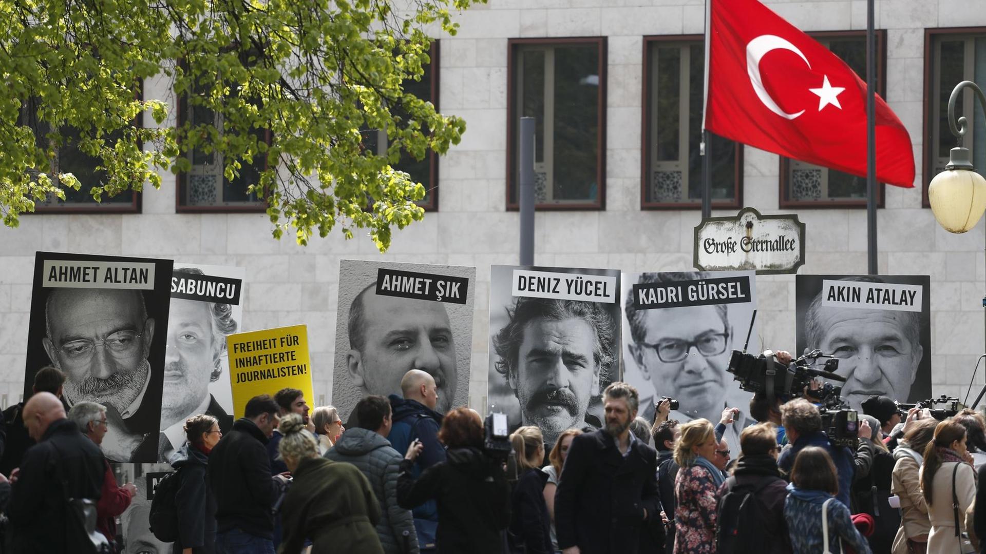 Reporter ohne Grenzen und Amnesty International bei Protestaktionen gegen die Inhaftierung von Journalisten in der Türkei am 3.5.2017. Zu sehen ist eine Menschengruppe mit Plakten der Inhaftierten.