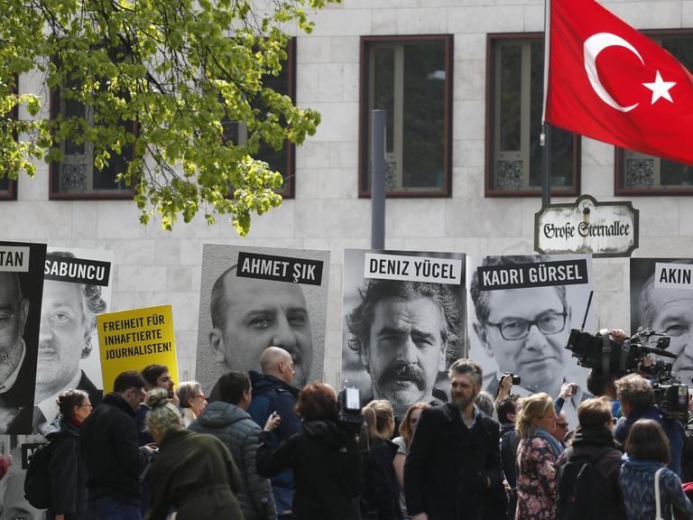 Reporter ohne Grenzen und Amnesty International haben für heute zu Protestaktionen gegen die Inhaftierung von Journalisten in der Türkei aufgerufen (3.5.2017).