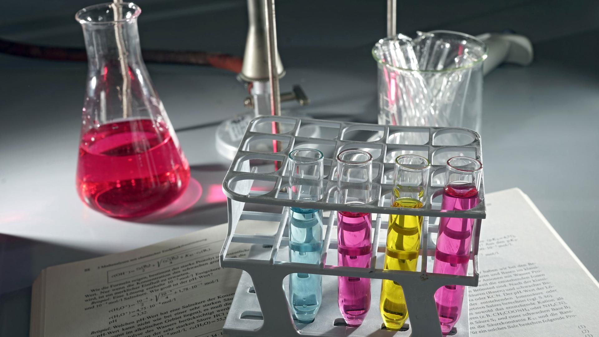 Details in einem Praktikumslabor am Institut für Anorganische und Analytische Chemie (IAAC) der Universität Jena. Details in einem Praktikumslabor am Institut für Anorganische und Analytische Chemie (IAAC) der Universität Jena.