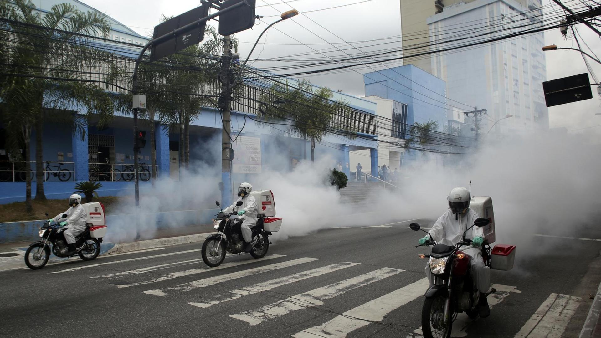 Sogenannte 'Motofogs' desinfizieren die Strassen in Brasilien, 31.März 2020.