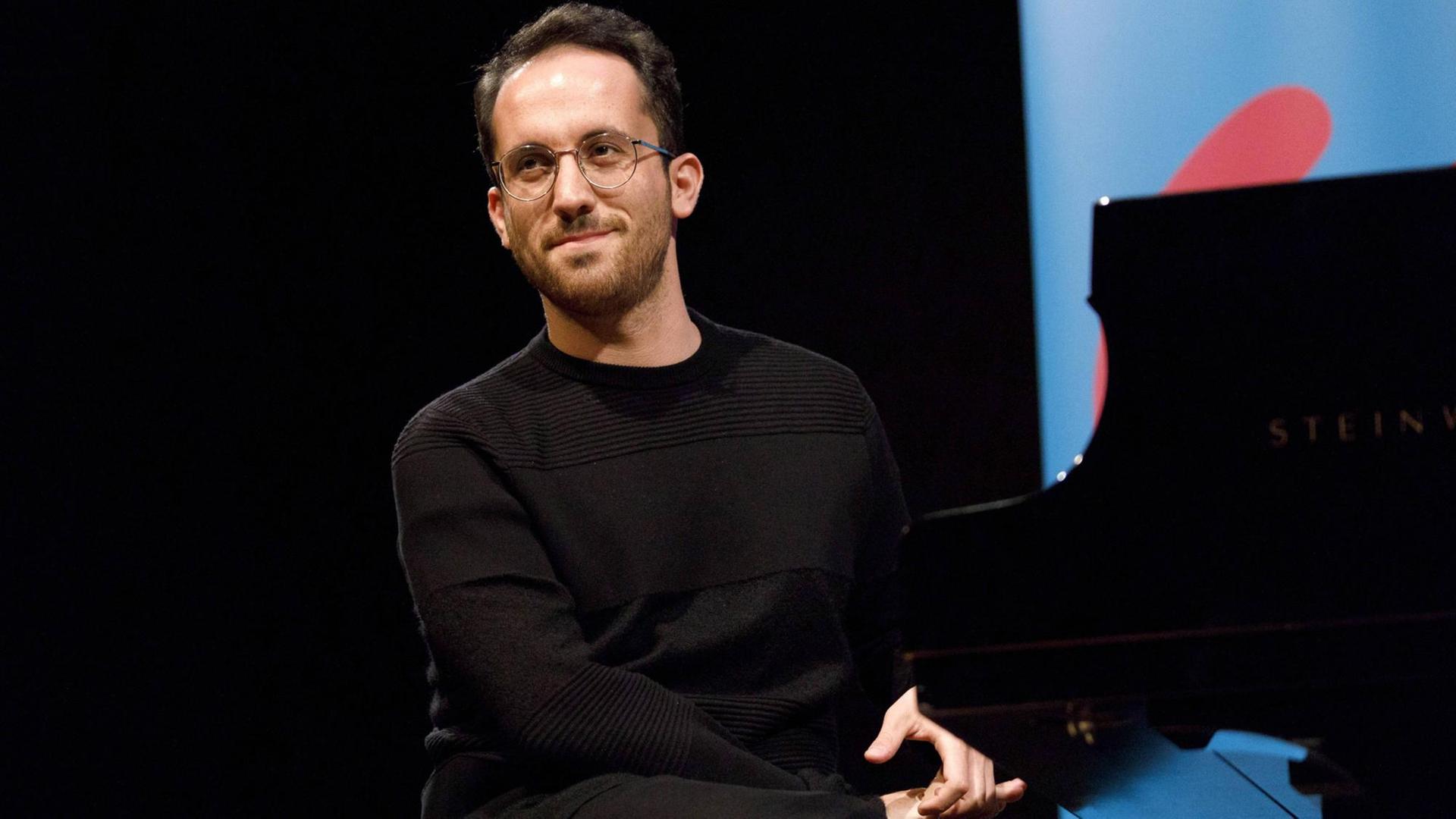 Igor Levit bei der lit.Cologne 2019 Veranstaltung Warlam Schalamow - Wie davon erzählen? im WDR Funkhaus. Köln, 25.03.2019 *** Igor Levit at the lit Cologne 2019 event Warlam Schalamow How to tell about it at the WDR Funkhaus Köln 25 03 2019 Foto:xC.xHardtx/xFuturexImage Igor Levit bei der lit.Cologne 2019 Veranstaltung Warlam Schalamow - Wie davon erzählen? im WDR Funkhaus. Köln, 25.03.2019 *** Igor Levit at the lit Cologne 2019 event Warlam Schalamow How to tell about it at the WDR Funkhaus Köln 25 03 2019 Foto:xC.xHardtx/xFuturexImage