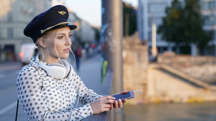 Szene aus dem Film "Safari": Social-Media-Sternchen Lara (Elisa Schlott) träumt von ihrem Date mit Pilot Harry Szene aus dem Film "Safari": Social-Media-Sternchen Lara (Elisa Schlott) träumt von ihrem Date mit Pilot Harry