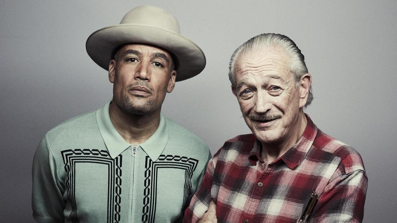 Portrait von Ben Harper & Charlie Musselwhite mit Harp in der Hand Portrait von Ben Harper & Charlie Musselwhite mit Harp in der Hand