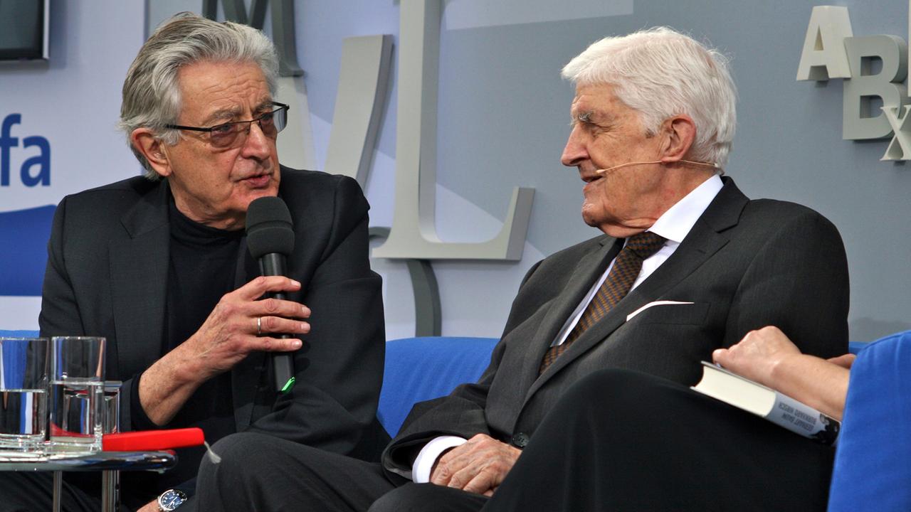 Gerhart Baum (l.) und Burkhard Hirsch zu Gast auf dem "Blauen Sofa" auf der Leipziger Buchmesse 2016 Gerhart Baum (l.) und Burkhard Hirsch zu Gast auf dem "Blauen Sofa" auf der Leipziger Buchmesse 2016