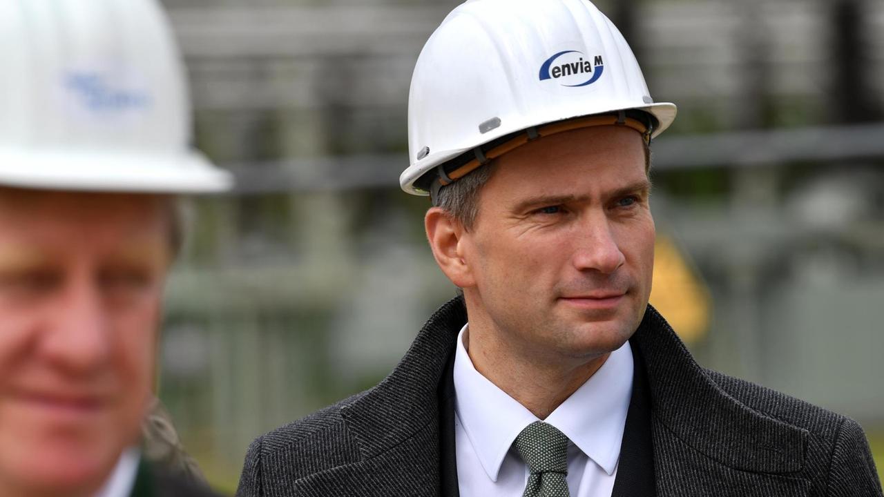 Das Bild zeigt den sächsischen Wirtschaftminister und SPD-Chef des Landes, Martin Dulig, bei einem Besuch des Umspannwerks Bennewitz. Dulig hat einen weißen Schutzhelm auf dem Kopf. Das Bild zeigt den sächsischen Wirtschaftminister und SPD-Chef des Landes, Martin Dulig, bei einem Besuch des Umspannwerks Bennewitz. Dulig hat einen weißen Schutzhelm auf dem Kopf.