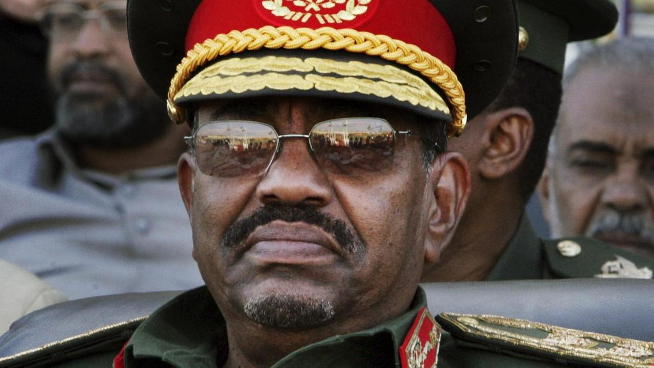 Der ehemalige sudanesische Machthaber Omar al-Bashir in Militäruniform. Der ehemalige sudanesische Machthaber Omar al-Bashir in Militäruniform.