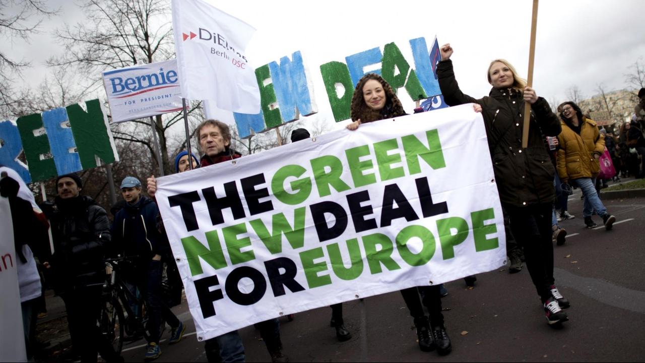 Demonstrierende mit einem Transparent "The Green New Deal For Europe" Demonstrierende mit einem Transparent "The Green New Deal For Europe"