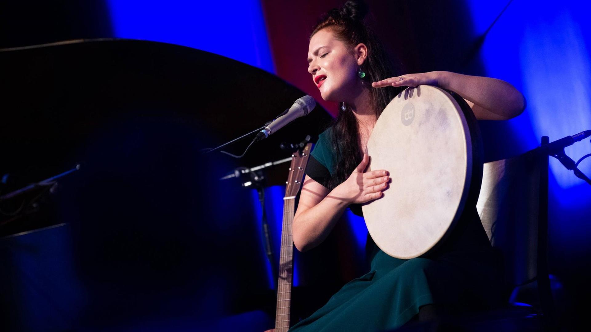 Die albanisch-schweizerische Jazzsängerin Elina Duni bei einem Auftritt Die albanisch-schweizerische Jazzsängerin Elina Duni bei einem Auftritt