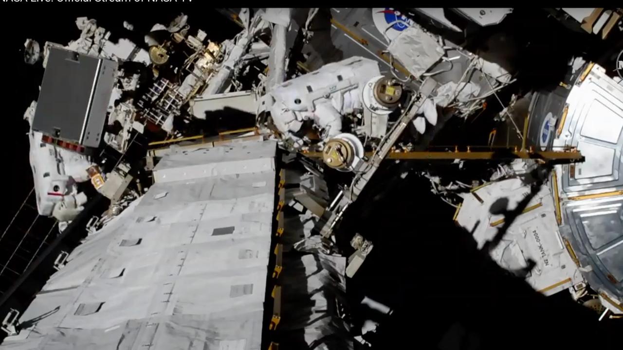 Viel zu tun: Die beiden Astronauten bei Arbeiten außen an der Internationalen Raumstation Viel zu tun: Die beiden Astronauten bei Arbeiten außen an der Internationalen Raumstation
