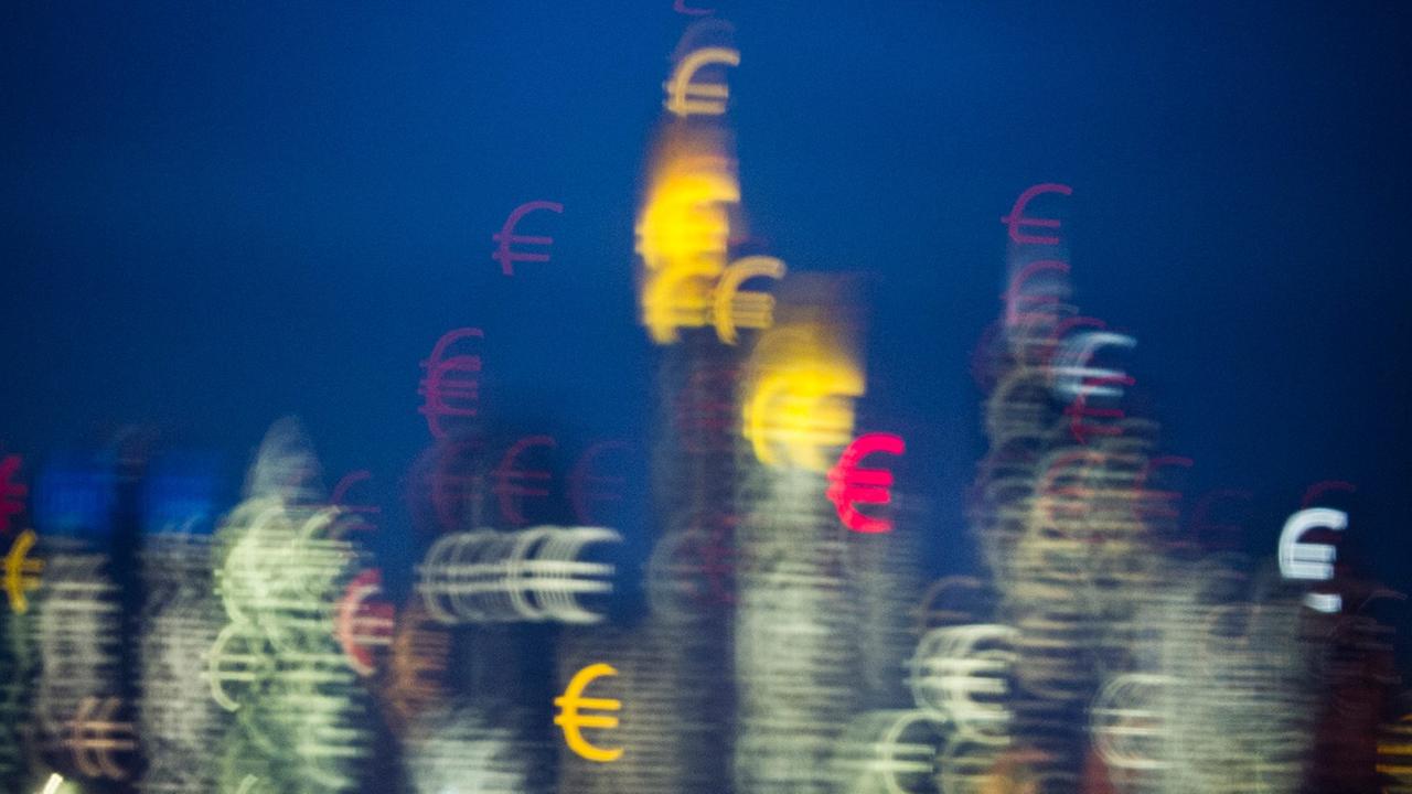 Die Bankentürme von Frankfurt am Main scheinen kurz nach Sonnenuntergang aus vielen kleinen Eurozeichen zu bestehen. Die Bankentürme von Frankfurt am Main scheinen kurz nach Sonnenuntergang aus vielen kleinen Eurozeichen zu bestehen.