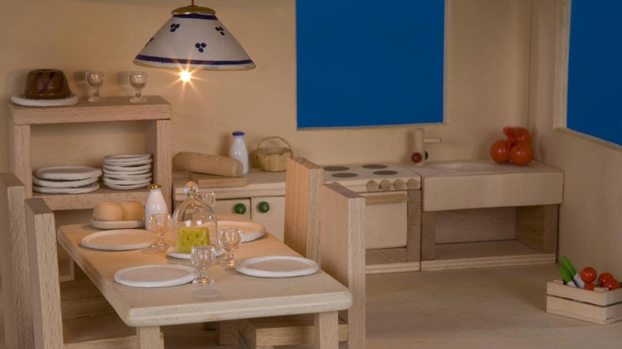 Eine Nahaufnahme der Inneneinrichtung eines Holzpuppenhauses Eine Nahaufnahme der Inneneinrichtung eines Holzpuppenhauses