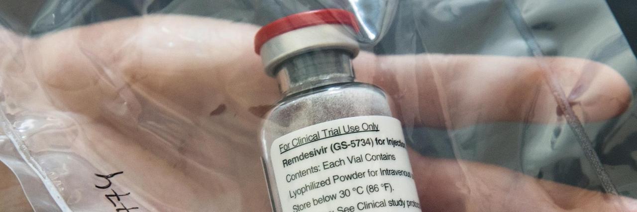 Eine Ampulle des Medikaments liegt verpackt in einem Plastikbeutel auf einer Hand. Eine Ampulle des Medikaments liegt verpackt in einem Plastikbeutel auf einer Hand.