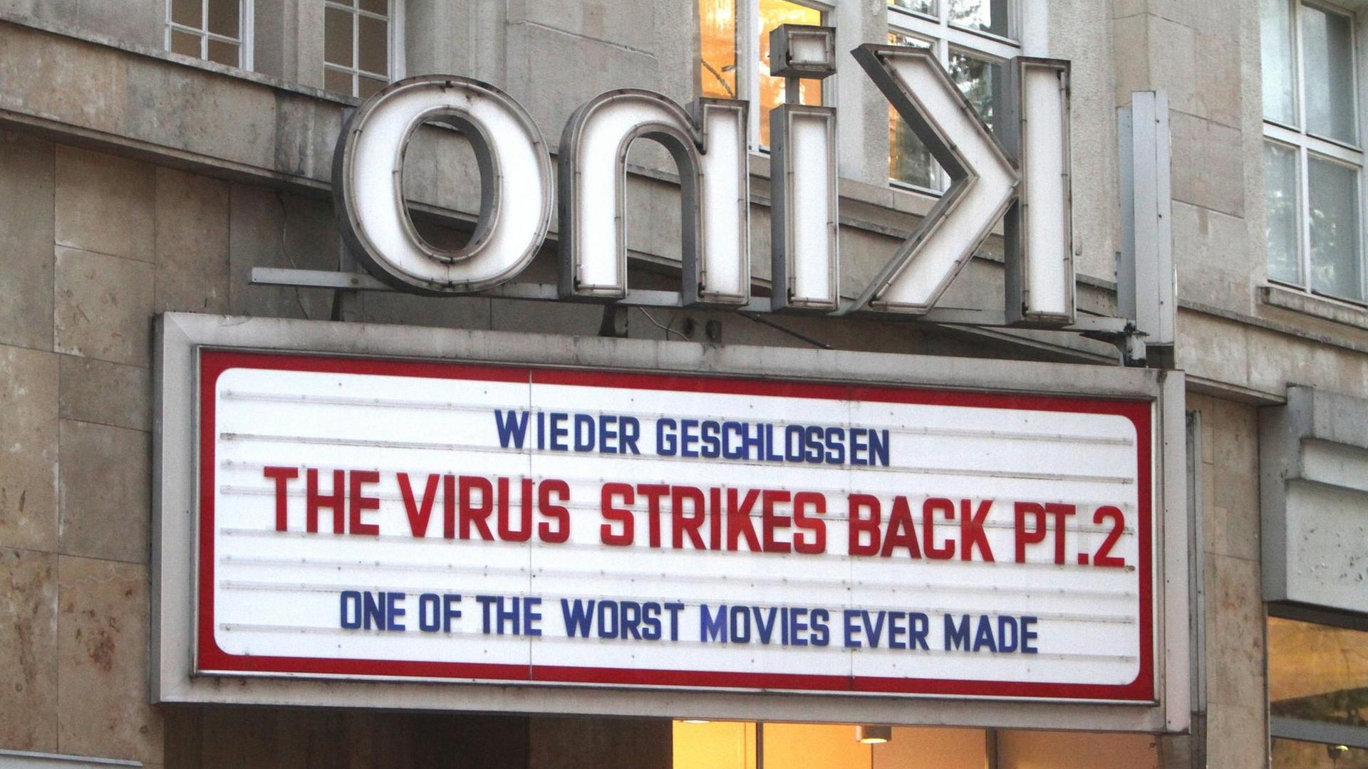 "Wieder geschlossen - Das Virus schlägt zurück Teil 2 - Einer der schlechtesten Filme, die je gedreht wurden" steht auf Englisch über dem Eingang eines Kinos. "Wieder geschlossen - Das Virus schlägt zurück Teil 2 - Einer der schlechtesten Filme, die je gedreht wurden" steht auf Englisch über dem Eingang eines Kinos.