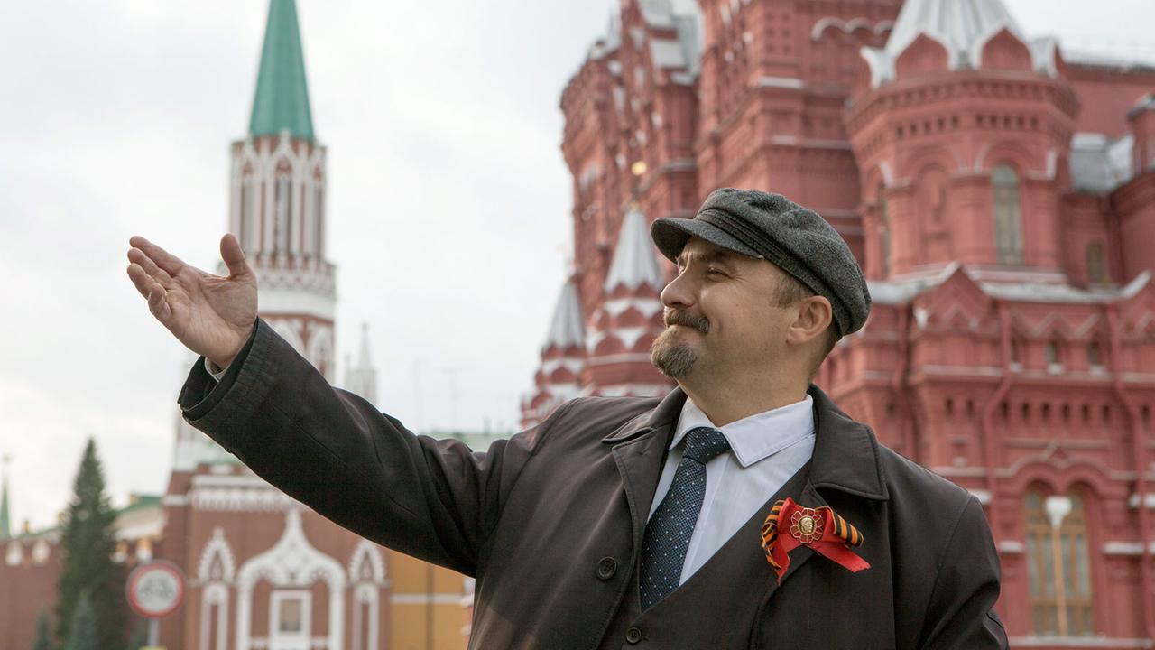 Der Lenin-Darsteller Dmitri zeigt am 18.10.2017 nahe dem Roten Platz in Moskau eine Geste seines historischen Vorbildes Wladimir Iljitsch Lenin. Der Lenin-Darsteller Dmitri zeigt am 18.10.2017 nahe dem Roten Platz in Moskau eine Geste seines historischen Vorbildes Wladimir Iljitsch Lenin.
