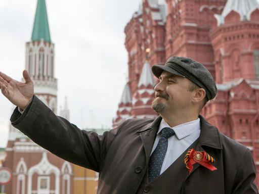 Der Lenin-Darsteller Dmitri zeigt am 18.10.2017 nahe dem Roten Platz in Moskau eine Geste seines historischen Vorbildes Wladimir Iljitsch Lenin.