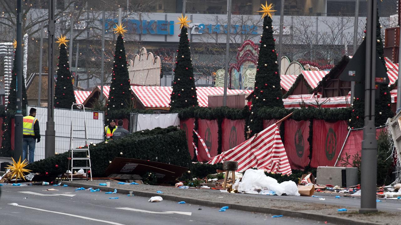 Verwüsteter Weihnachtsmarkt am Breitscheidplatz am Tag nach dem Anschlag