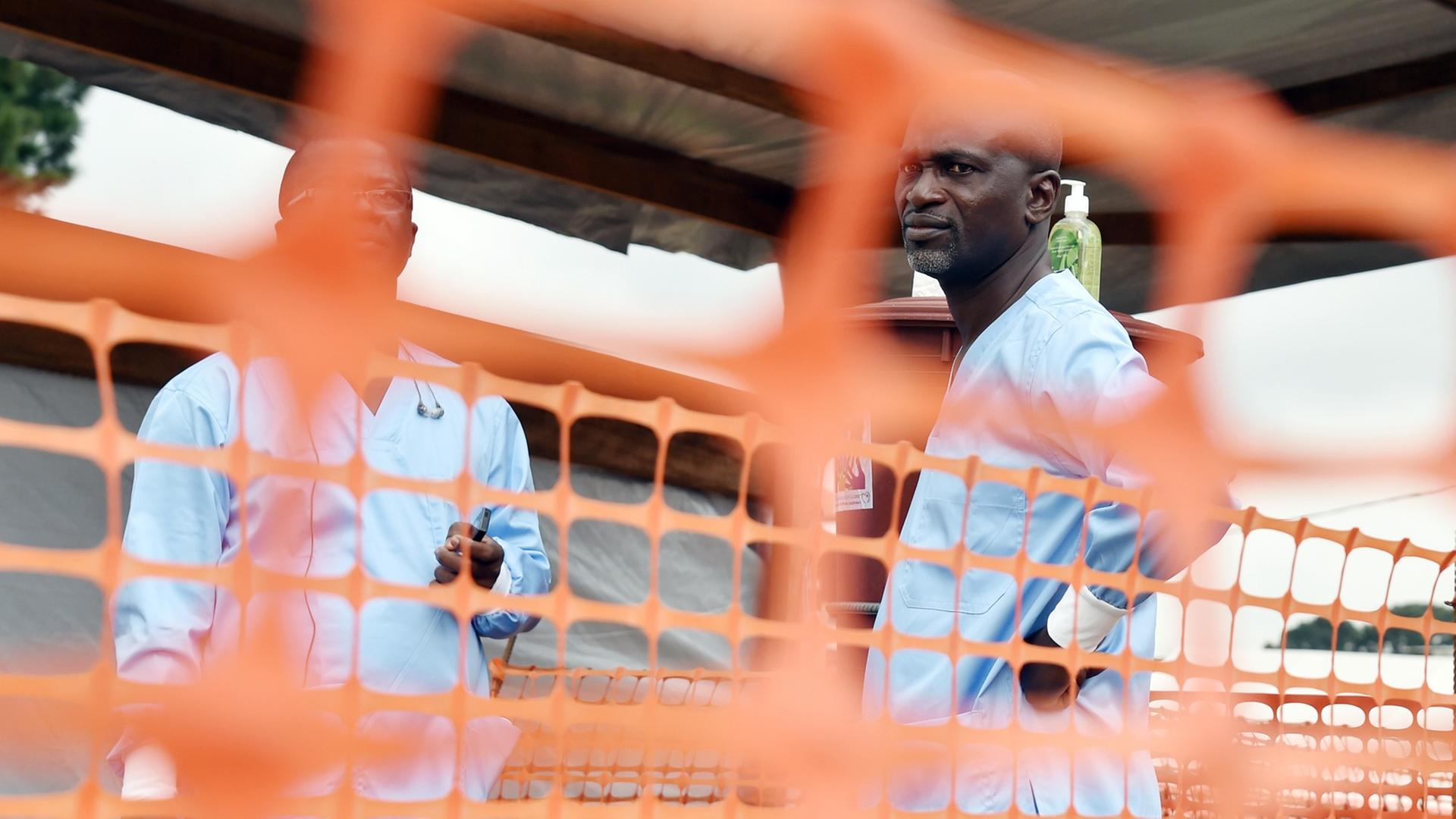Ebola: Gesundheitshelfer an der Universitätsklinik von Yopougon in Abidjan. Ebola: Gesundheitshelfer an der Universitätsklinik von Yopougon in Abidjan.