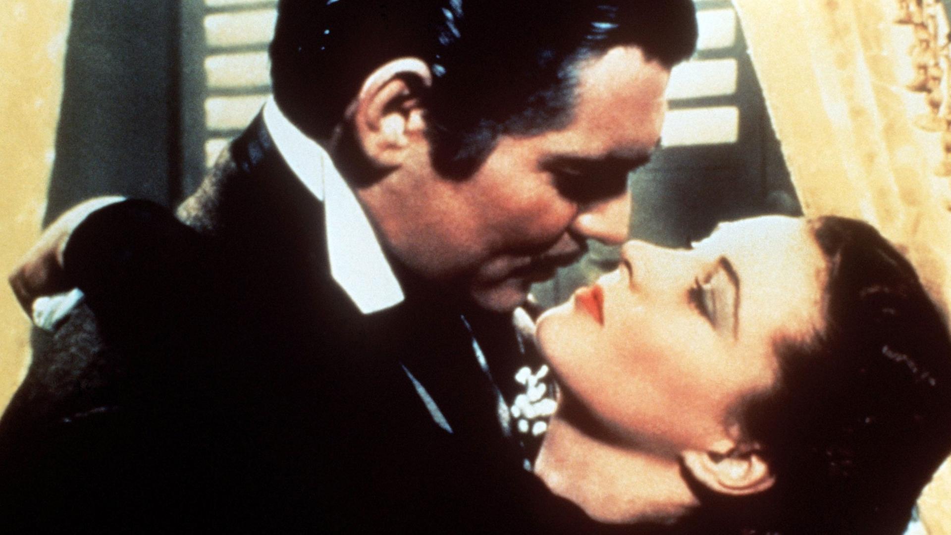 Rhett Butler (Clark Gable) umarmt in dem Filmklassiker "Vom Winde verweht" von 1939 Scarlett O'Hara (Vivian Leigh).