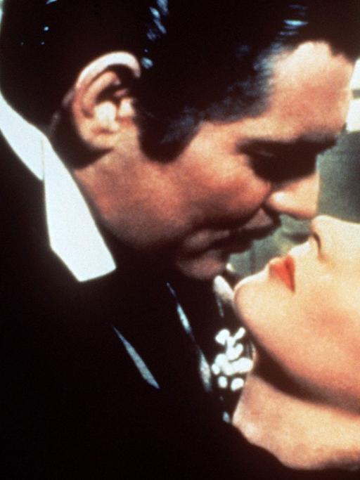 Rhett Butler (Clark Gable) umarmt in dem Filmklassiker "Vom Winde verweht" von 1939 Scarlett O'Hara (Vivian Leigh).