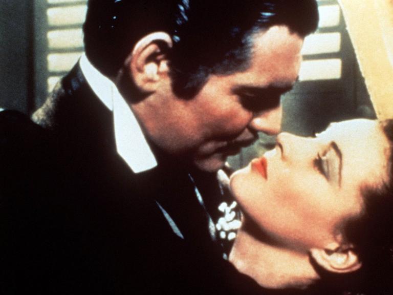 Rhett Butler (Clark Gable) umarmt in dem Filmklassiker "Vom Winde verweht" von 1939 Scarlett O'Hara (Vivian Leigh).