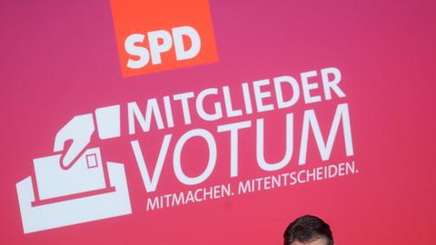 Der SPD-Parteivorsitzende Sigmar Gabriel spricht am 28.11.2013 in der Stadthalle in Hofheim am Taunus (Hessen).