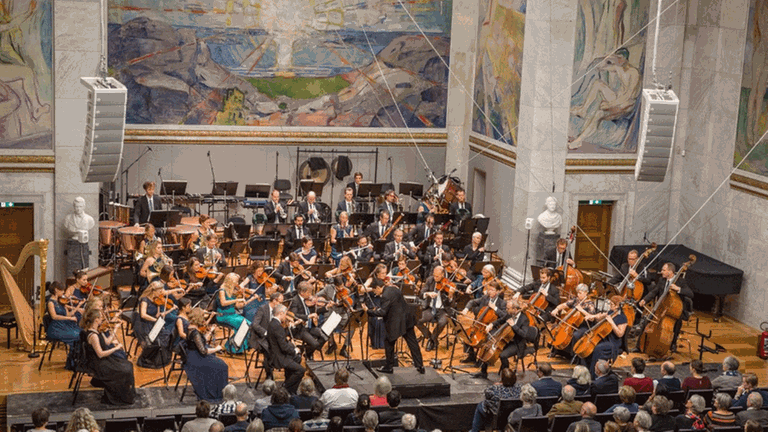 Das Norwegische Radio-Symphonieorchester in der Aula der Universität Oslo unter Leitung seines Chefdirigenten Miguel Harth-Bedoya