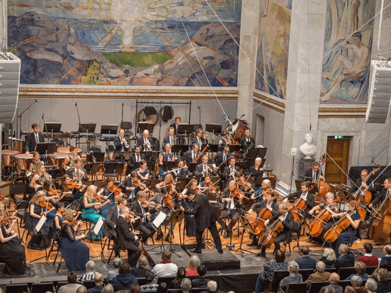 Das Norwegische Radio-Symphonieorchester in der Aula der Universität Oslo unter Leitung seines Chefdirigenten Miguel Harth-Bedoya