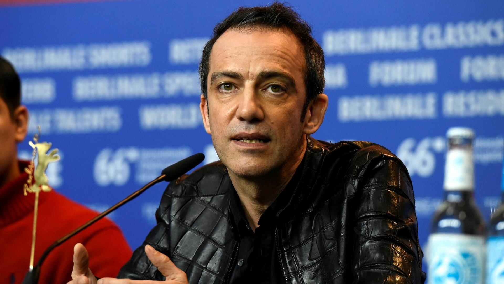 Regisseur Rafi Pitts bei einer Pressekonferenz Regisseur Rafi Pitts bei einer Pressekonferenz