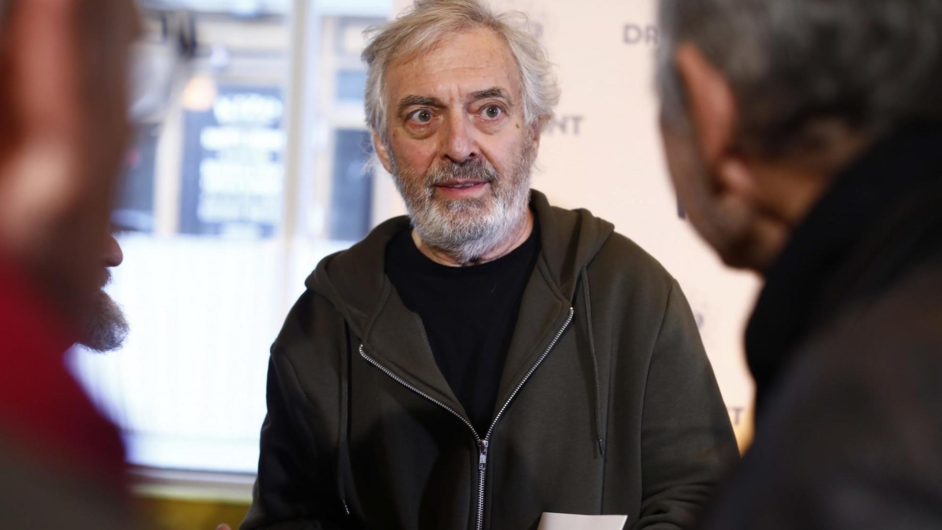 Der französische Autor Jean Paul Dubois erhält den Prix Goncourt für seinen Roman "Tous les hommes n'habitent pas le monde de la même façon". Der französische Autor Jean Paul Dubois erhält den Prix Goncourt für seinen Roman "Tous les hommes n'habitent pas le monde de la même façon".