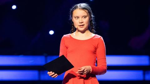 Greta Thunberg überreicht auf einer Gala den Preis "Anführer des Jahres" an Janne Andersson, den Trainer der schwedischen Fußball-Nationalelf.