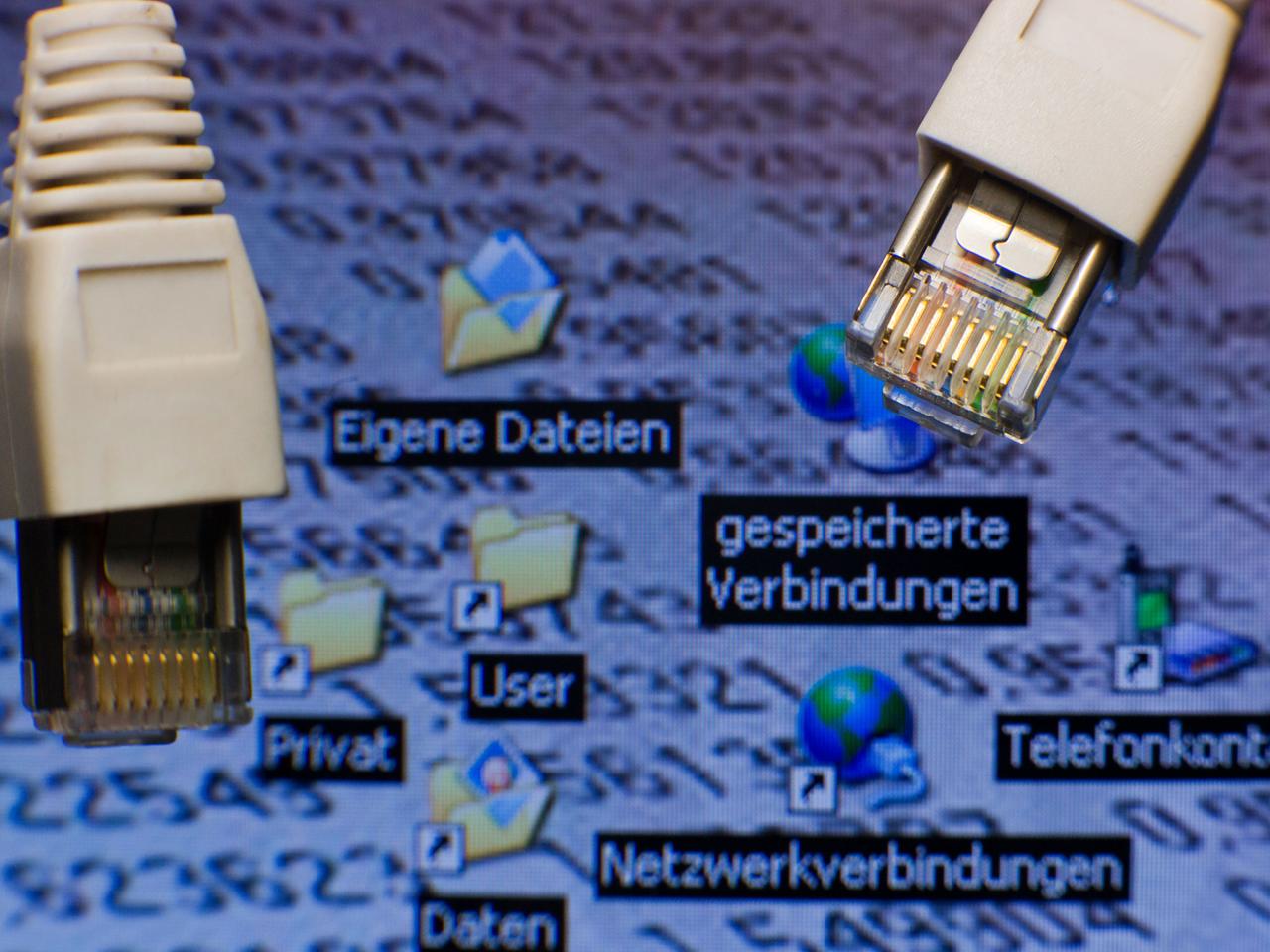 Netzwerkstecker sind vor einem Computer-Bildschirm mit Symbolen für "gespeicherte Verbindungen" zu sehen