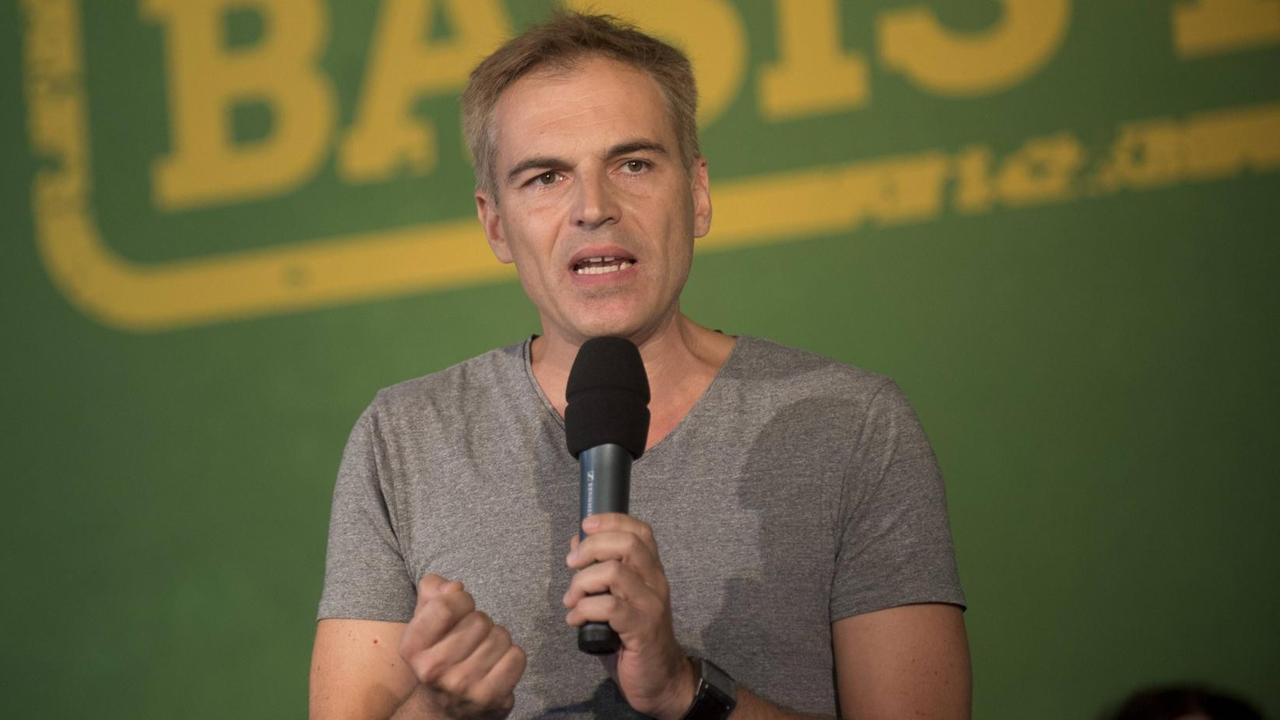 Der Grünen-Politiker Gerhard Schick am 10.9.2016 beim Kleinen Parteitag in Berlin. Der Grünen-Politiker Gerhard Schick am 10.9.2016 beim Kleinen Parteitag in Berlin.