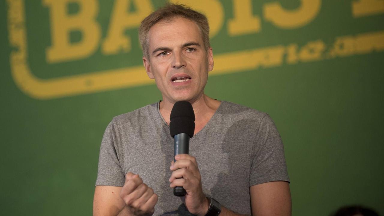 Der Grünen-Politiker Gerhard Schick am 10.9.2016 beim Kleinen Parteitag in Berlin. Der Grünen-Politiker Gerhard Schick am 10.9.2016 beim Kleinen Parteitag in Berlin.