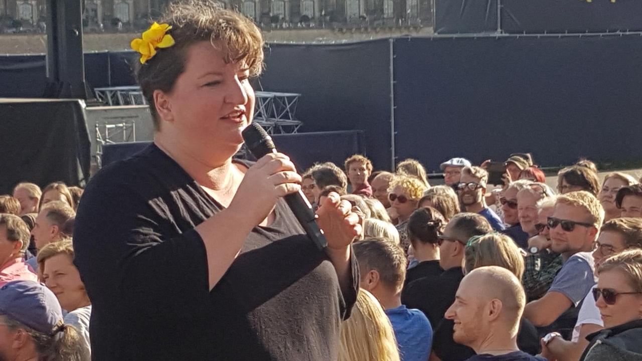 Anna Mateur im Publikum beim Auftritt in Dresden Anna Mateur im Publikum beim Auftritt in Dresden
