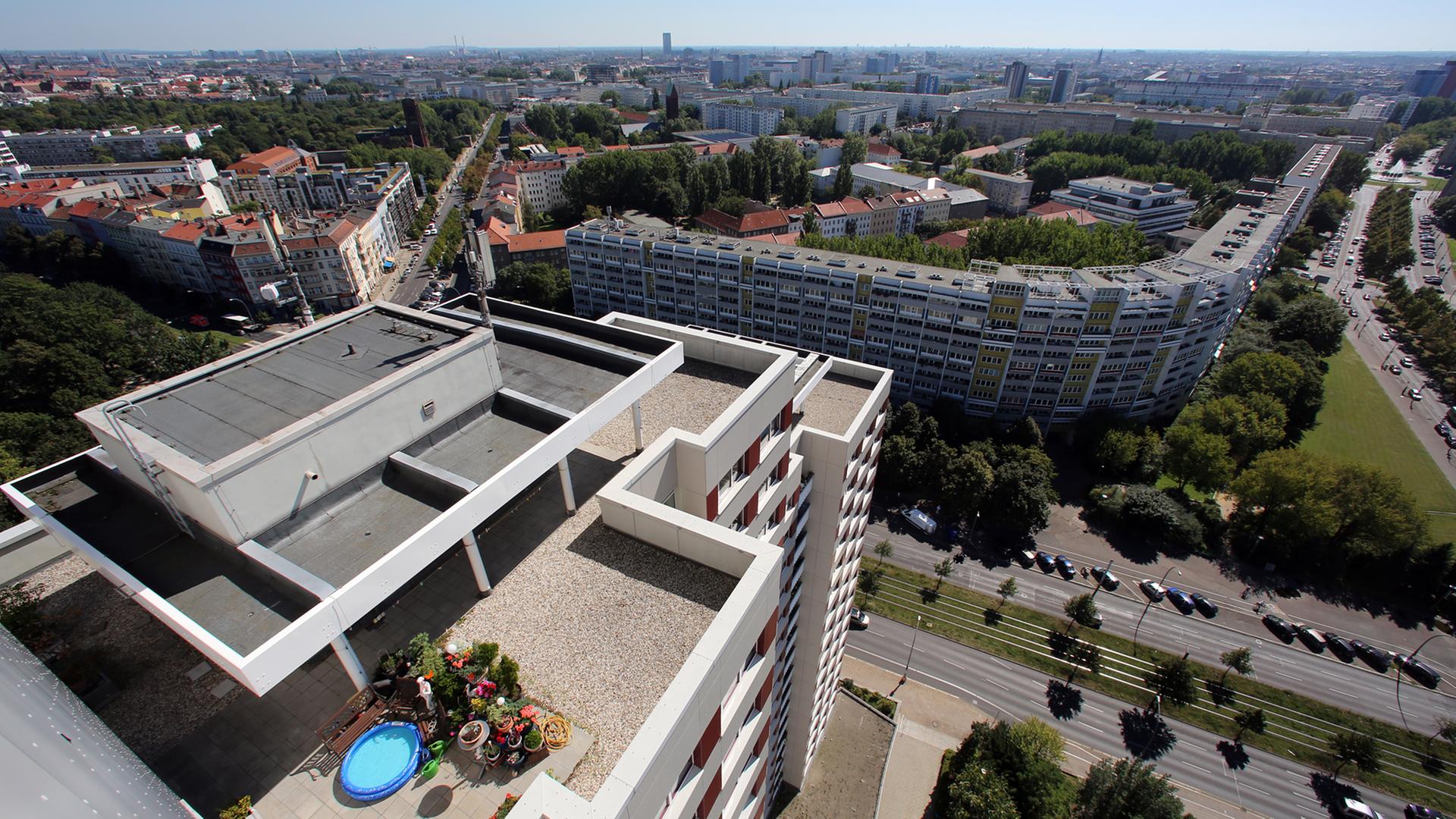 Blick von einem Hochhaus über die Dächer von Berlin