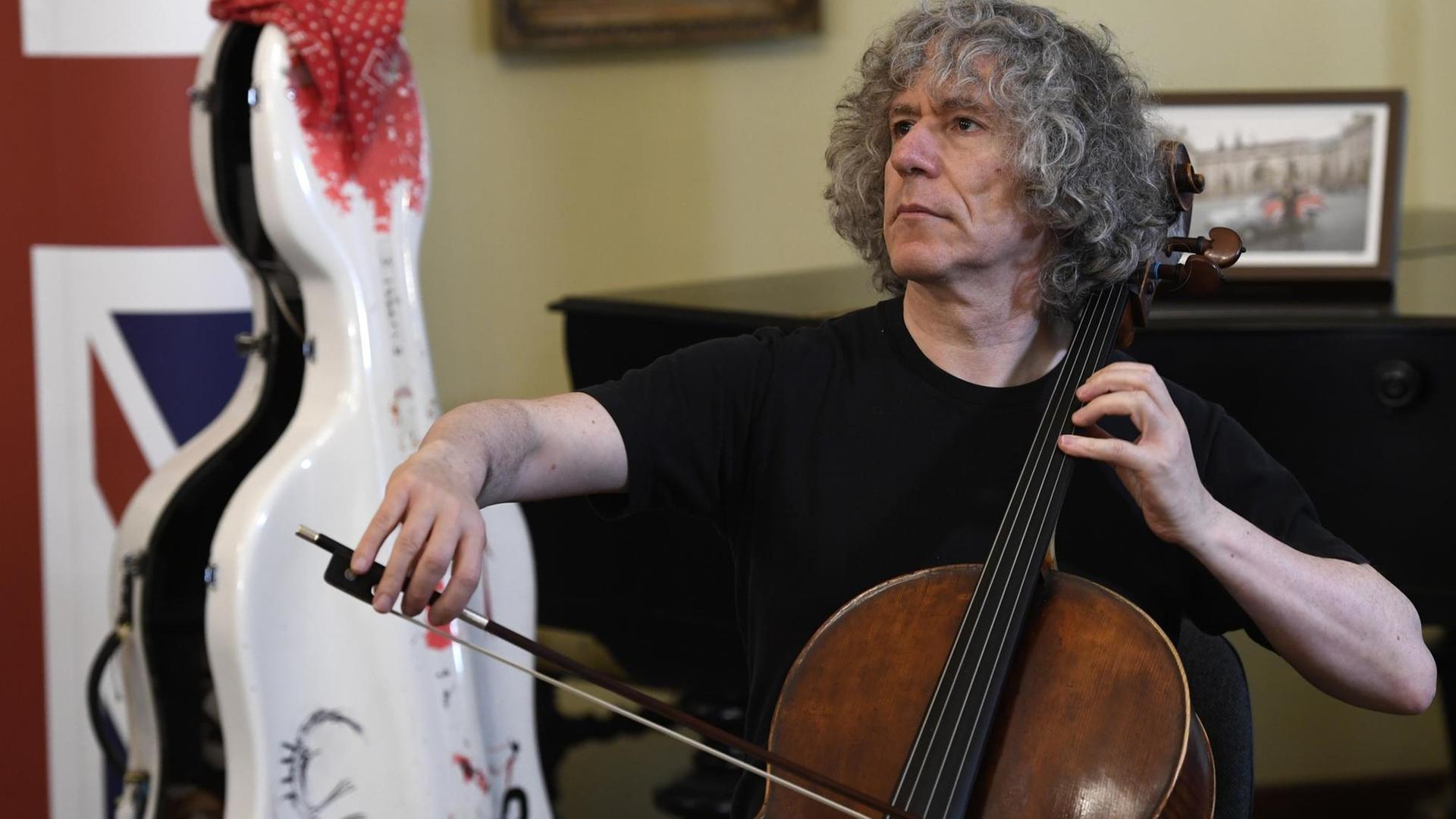 Steven Isserlis gives press briefing on the occasion of his concert with Czech Radio Symphonic Orchestra to be held in Rudolfinum on November 27, in Prague, Czech Republic, November 23, 2017. (CTK Photo/Michal Krumphanzl) Foto: Michal Krumphanzl/CTK/dpa | Steven Isserlis gives press briefing on the occasion of his concert with Czech Radio Symphonic Orchestra to be held in Rudolfinum on November 27, in Prague, Czech Republic, November 23, 2017. (CTK Photo/Michal Krumphanzl) Foto: Michal Krumphanzl/CTK/dpa |