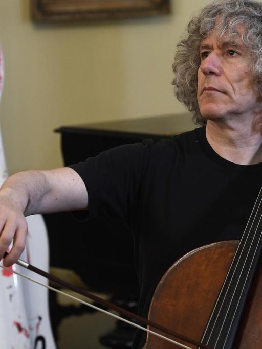 Steven Isserlis gives press briefing on the occasion of his concert with Czech Radio Symphonic Orchestra to be held in Rudolfinum on November 27, in Prague, Czech Republic, November 23, 2017. (CTK Photo/Michal Krumphanzl) Foto: Michal Krumphanzl/CTK/dpa |