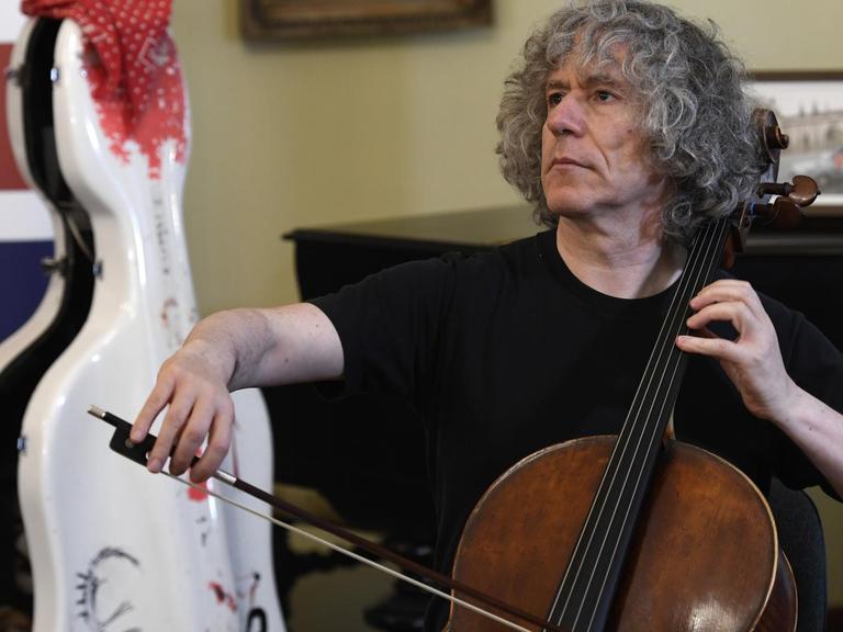 Steven Isserlis gives press briefing on the occasion of his concert with Czech Radio Symphonic Orchestra to be held in Rudolfinum on November 27, in Prague, Czech Republic, November 23, 2017. (CTK Photo/Michal Krumphanzl) Foto: Michal Krumphanzl/CTK/dpa |
